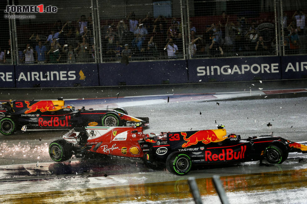 Foto zur News: Räikkönen und Verstappen sind definitiv raus, im Hintergrund schleicht sich Daniel Ricciardo durch, der dank eines schlechteren Starts dem Unfall entgeht.