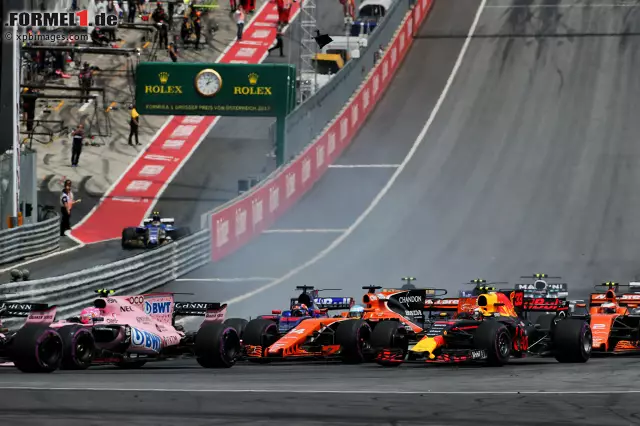 Foto zur News: Während Alonso und Max Verstappen (Red Bull) in die erste Ecke einlenken, blockiert ein ungestümer Daniil Kwjat (Toro Rosso) seine Vorderräder auf der Bremse.