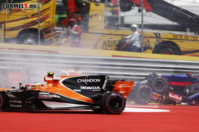 Foto zur News: Im Getümmel der ersten Ecke haben andere Mitbewerber großes Glück. Beispielsweise Stoffel Vandoorne (McLaren) kommt schadlos vorbei.