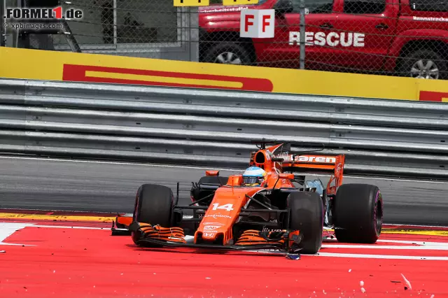 Foto zur News: Auch Fernando Alonso kann seinen McLaren-Honda noch vorsichtig zurück zur Box fahren, aber dort folgt das sofortige Aus.