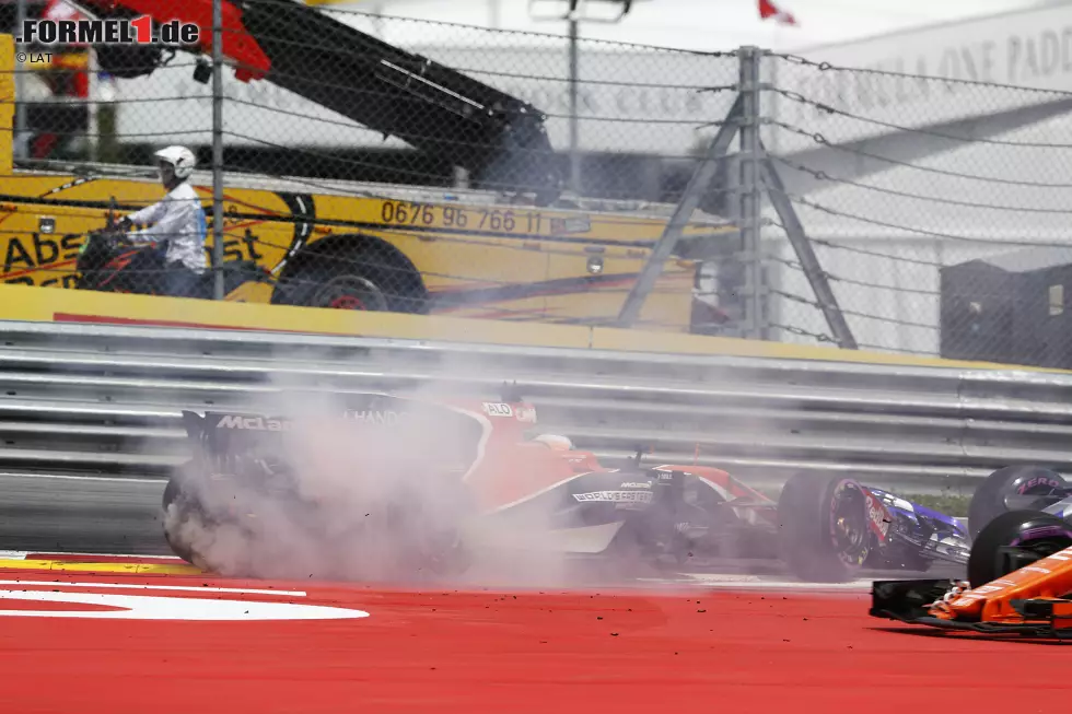 Foto zur News: Max Verstappen rollt noch ein paar Meter, muss dann aber seinen Red Bull abstellen. Die Kupplung hatte schon beim Start die Grätsche gemacht.