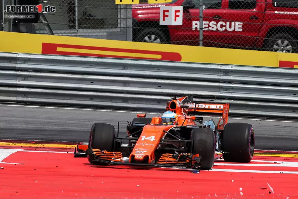 Foto zur News: Auch Fernando Alonso kann seinen McLaren-Honda noch vorsichtig zurück zur Box fahren, aber dort folgt das sofortige Aus.