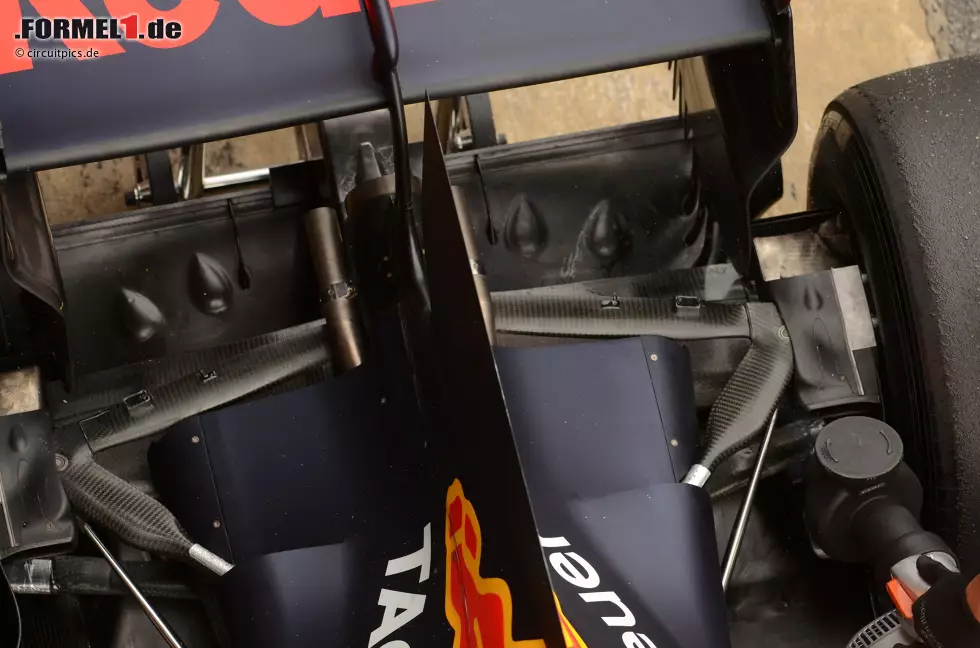 Foto zur News: Bei Red Bulls RB13 verzichtete Adrian Newey auf sämtliche Aufbauten auf der Finne.