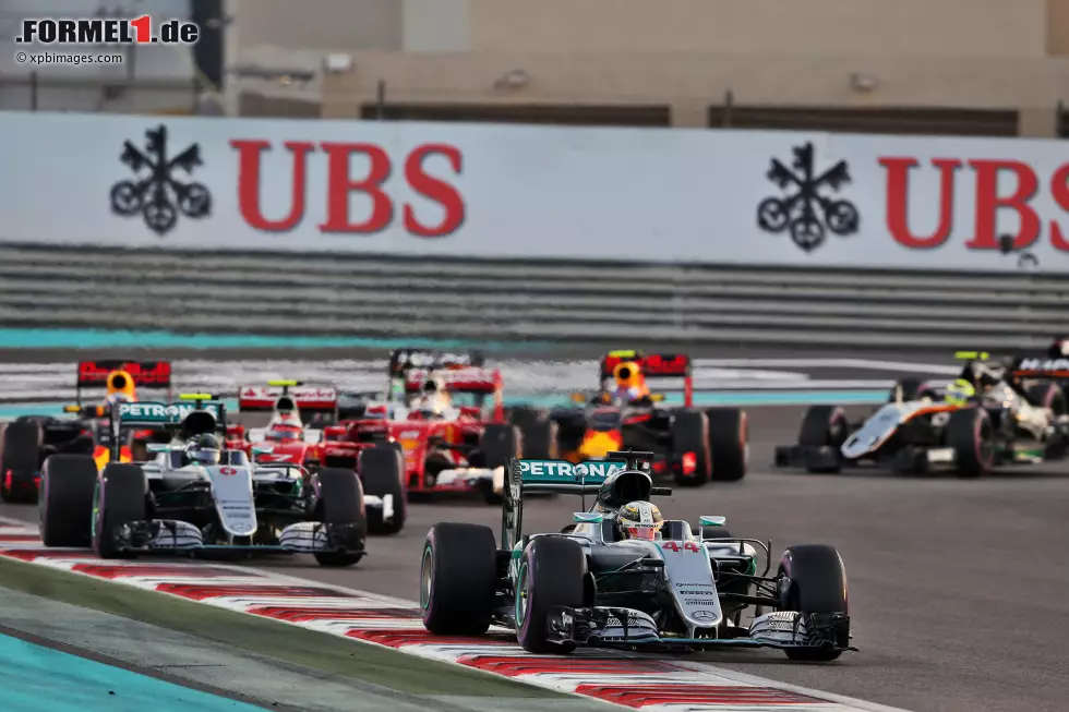 Foto zur News: Abu Dhabi (VAE): Auch hier lassen die langen Geraden einen Mercedes-Vorteil vermuten. Doch Achtung: Die zahlreichen 90-Grad-Kurven könnten Ferrari noch einmal in die Hände spielen. Sowohl Vettel als auch Hamilton mögen die Strecke: Mit je drei Erfolgen sind die beiden geteilte Rekordsieger in Abu Dhabi. Prognose: keiner klar im Vorteil.