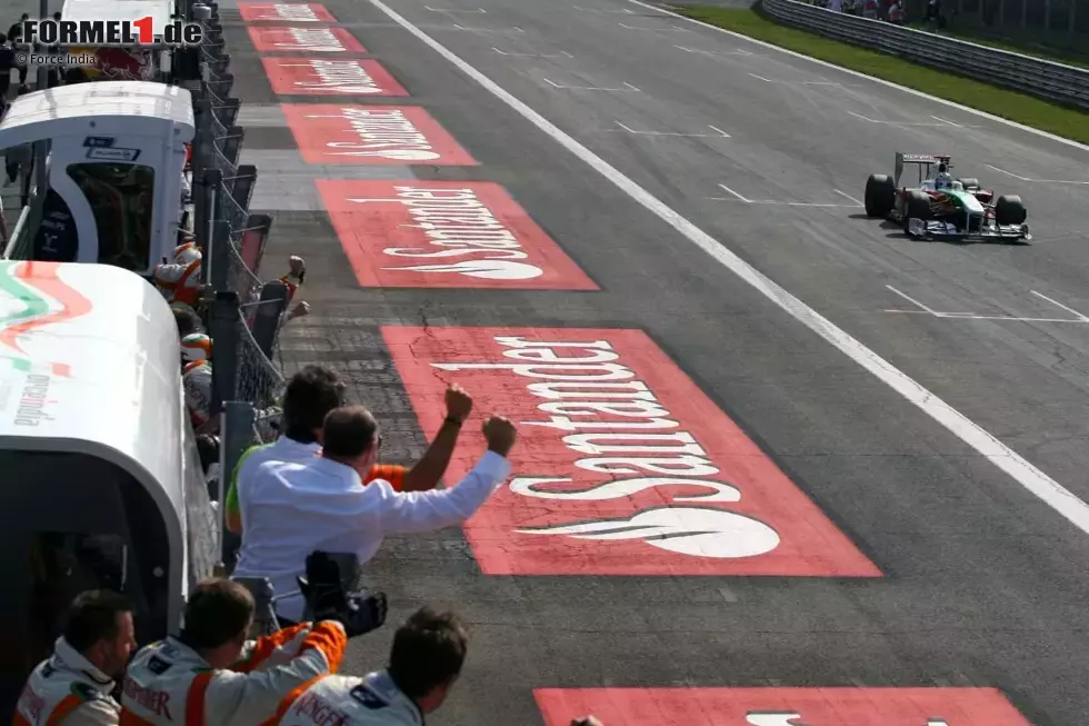 Foto zur News: ... in Italien schlägt Sutils Stunde. An der Seite von Kumpel Lewis Hamilton startet er von Rang zwei, im Ziel heißt es für ihn jedoch &quot;nur&quot; Rang vier. Eine größere Podestchance bietet sich dem Deutschen später nie wieder.