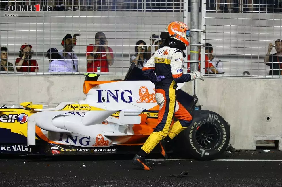 Foto zur News: #4: Nelson Piquet jun. &amp; Flavio Briatore, Singapur 2008: Der Renault-Teamchef weist seinen Fahrer an, einen Unfall zu bauen und eine Safety-Car-Phase auszulösen, damit Stallkollege Fernando Alonso gewinnt. Der Plan geht auf, doch ein Jahr später (als Piquet rausgeworfen wird) fliegt der &quot;Crashgate&quot;-Skandal auf.