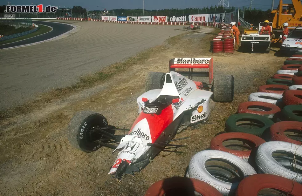 Foto zur News: #3: Ayrton Senna, Japan 1990: Der McLaren-Star fährt auf Pole. Doch seine Forderung, diese auf die saubere Seite der Strecke zu verlegen, lehnt die Rennleitung ab. Prost überholt am Start, doch Erzfeind Senna sorgt mit einem hochgefährlichen Manöver bei über 260 km/h für das Aus beider Autos. Er gewinnt den Titel - eine Retourkutsche.