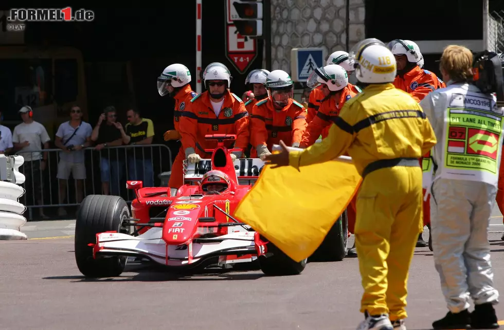 Foto zur News: #6: Michael Schumacher, Monaco 2006: Der Rekordchampion täuscht im Qualifying einen Ausrutscher vor und stellt seinen Ferrari so in Rascasse ab (ohne gröbere Schäden), dass die Runde seines WM-Rivalen Fernando Alonso zerstört ist. Pole für Schumacher, aber nicht lange. Die FIA erkennt sie ihm ab.