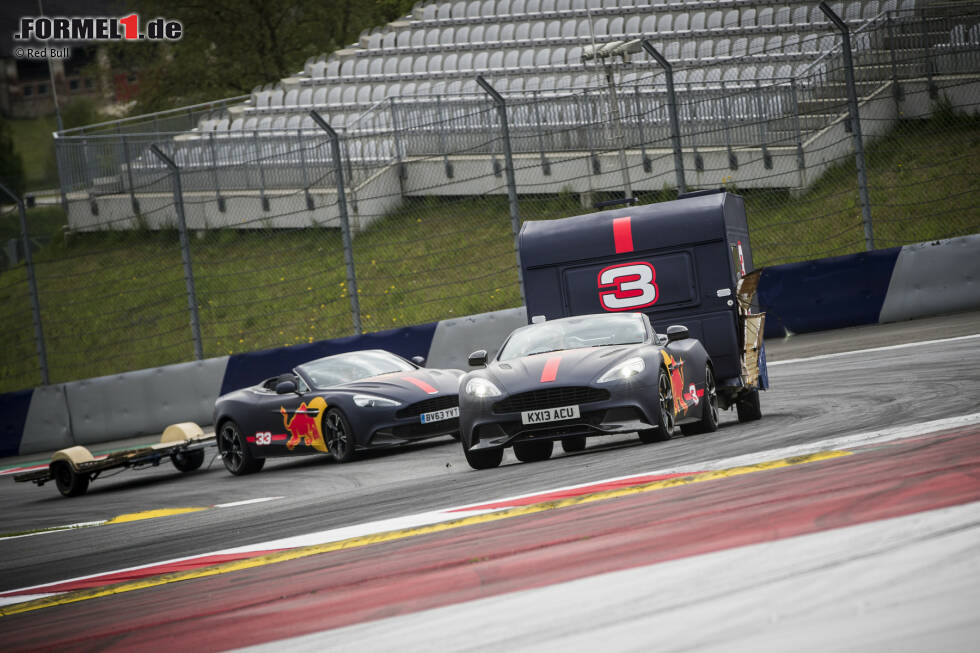 Foto zur News: Denkste! Verstappen fällt zwar hinter Ricciardo zurück, rast aber nun mit einem etwas leichteren und wendigeren Gefährt um den Kurs. Das macht sich...