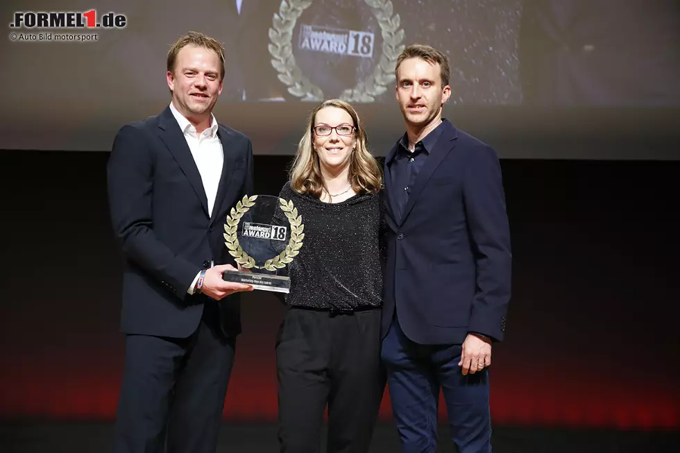 Foto zur News: Carlo Wiggers und Timo Bernhard nahmen den Preis für die Marketingidee des Jahres entgegen. Für die Tribute-Tour des Porsche 919 Hybrid mit dem Höhepunkt des Streckenrekords auf der Nordschleife.