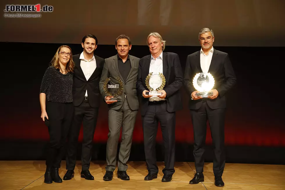 Foto zur News: Elektro-Award für den Teamtitel in der Formel E: Bianca Garloff mit Daniel Abt (Fahrer), Hans-Jürgen Abt (Inhaber und Geschäftsführer Abt Sportsline), Peter Gutzmer (Stellvertretender Vorstandsvorsitzender und Vorstand für Technologie der Schaeffler AG) und Dieter Gass (Audi-Motorsportchef).