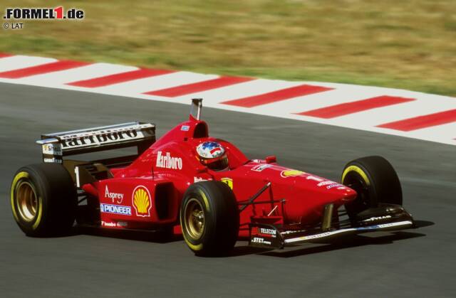 Foto zur News: Ferrari F310: Mit seinem Wechsel zu Ferrari erfüllt sich Schumacher 1996 einen Traum. Im ersten Jahr kann er mit der "Roten Göttin" aber noch nicht um den WM-Titel mitkämpfen. Der F310 ist weder schnell noch zuverlässig genug. Trotzdem reicht es in "Schumis" Debütsaison in Maranello zu einigen Achtungserfolgen. Bilanz: 15 Rennen, 3 Siege,