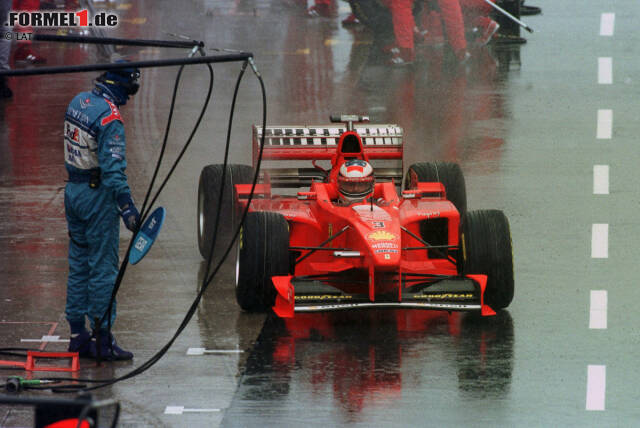 Foto zur News: Ferrari F300: Auch 1998 hält Schumacher den Titelkampf bis zum letzten Saisonrennen offen. Mit 86 Punkten und sechs Siegen ist es "Schumis" bis dahin erfolgreichste Saison in Rot. Dieses Mal zieht er am Ende jedoch gegen Mika Häkkinen und McLaren-Mercedes den Kürzeren. Bilanz: 16 Rennen, 6 Siege, 3 Pole-Positions