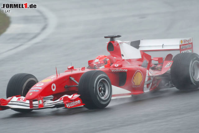 Foto zur News: Ferrari F2004: 2004 ist der Ferrari endlich mal wieder rechtzeitig zum Saisonstart fertig - und das zahlt sich aus. Schumacher fährt seine dominanteste Saison überhaupt und gewinnt 12 der ersten 13 Rennen! Der Bolide, der 2005 noch zwei Einsätze bekommt, ist "Schumis" letztes Weltmeisterauto. Bilanz: 20 Rennen, 13 Siege, 8 Pole-Positions