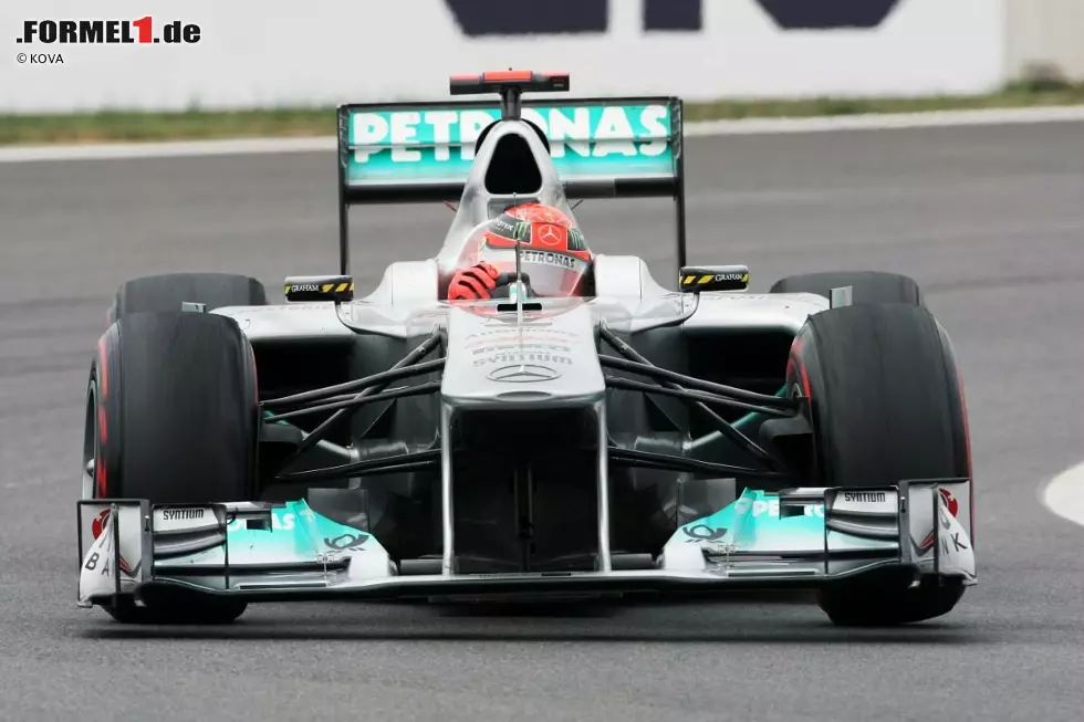 Foto zur News: Mercedes MGP W02: Auch das Nachfolgemodell ist noch lange nicht reif für den Titel. Wie auch schon im Vorjahr bleibt Schumacher ohne Podestplatz. Auch Teamkollege Nico Rosberg, der 2010 immerhin dreimal Dritter wird, geht in diesem Jahr leer aus. Bilanz: 19 Rennen, 0 Siege, 0 Pole-Positions