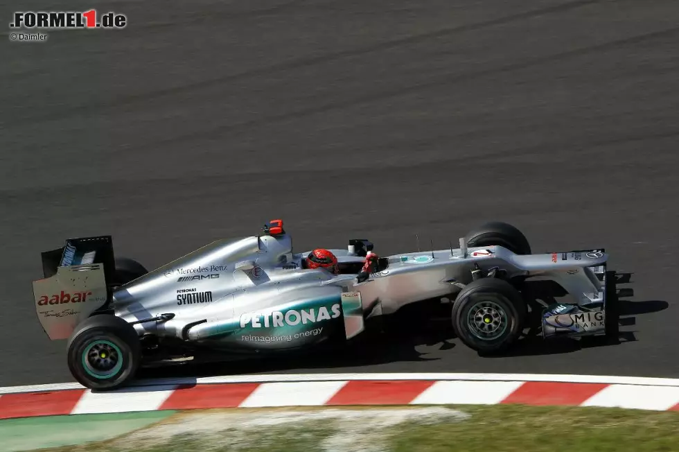 Foto zur News: Mercedes MGP W03: Mehr als ein (glücklicher) Podestplatz ist auch in &quot;Schumis&quot; Abschiedssaison 2012 nicht drin. Zwar gewinnt der W03 ein Rennen, doch diesen fährt Teamkollege Rosberg ein. Nach drei durchwachsenen Jahren endet Schumachers Comeback mit Mercedes. Bilanz: 20 Rennen, 0 Siege, 0 Pole-Positions