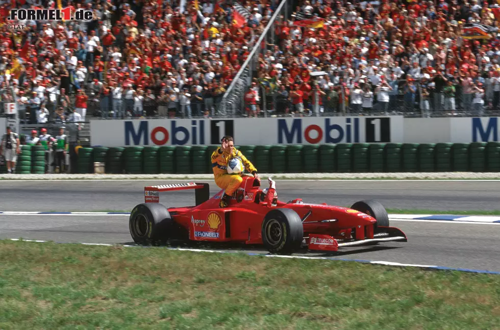 Foto zur News: Ferrari F310B: Nach dem Übergangsjahr 1996 ist Schumacher 1997 wieder voll drin im Titelkampf. Zwar muss er sich am Ende ganz knapp Jacques Villeneuve im Williams geschlagen geben, doch der neue F310B ist für Ferrari ein Schritt in die richtige Richtung. Bilanz: 17 Rennen, 5 Siege, 3 Pole-Positions