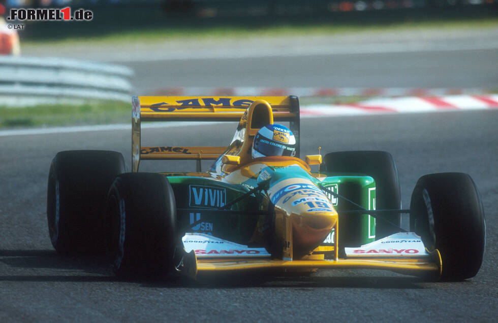Foto zur News: Benetton B192: Mit etwas Verspätung kommt das neue Auto für die Saison 1992. Der Benetton B192 geht in diesem Jahr als das Auto in die Geschichte ein, mit dem &amp;quot;Schumi&amp;quot; seinen ersten Grand-Prix-Sieg feiert. Der Deutsche triumphiert in Spa, wo er fast genau ein Jahr zuvor sein Debüt gab. Bilanz: 13 Rennen, 1 Sieg, 0 Pole-Positions.