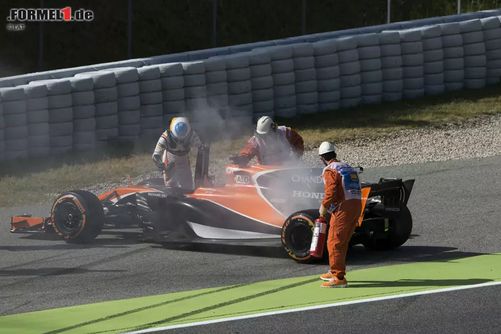 Foto zur News: Auch im dritten Honda-Jahr wird es nicht besser: Defekt um Defekt zermürbt Alonso, der es sogar vorzieht, in der IndyCar-Serie zu fahren als in Monaco. Erst mit dem Wechsel zu Renault wird es 2018 besser. Ein dritter Titel ist zum Zeitpunkt seines 300. Rennens aber trotzdem nicht in Sicht.