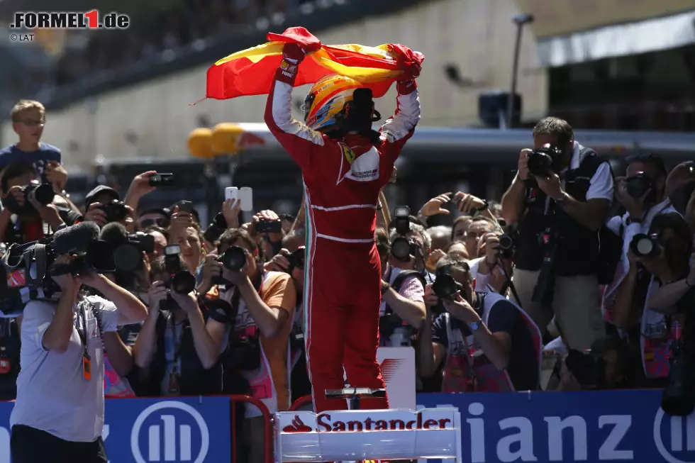 Foto zur News: 2013 feiert er einen umjubelten Heimsieg in Spanien - es ist sein bis dato letzter Sieg in der Formel 1. Nach fünf Jahren bei Ferrari hat Alonso genug davon, immer nur Zweiter zu werden und kündigt seinen Wechsel an. Es geht wieder zu McLaren zurück, wo man die Ära mit Motorenpartner Honda wieder aufleben lassen will.