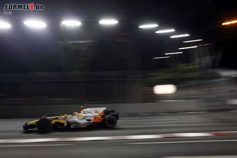 Foto zur News: Dort erlebt er zwei fruchtlose Jahre. Negativer Höhepunkt: Der Sieg in Singapur 2008. Dort gewinnt Alonso zwar von Startplatz 15 aus, doch sein Teamkollege Nelson Piquet jun. muss dafür absichtlich in die Mauer fahren. Alonso will von allem nichts gewusst haben, Flavio Briatore und Pat Symonds werden aus der Formel 1 geworfen.