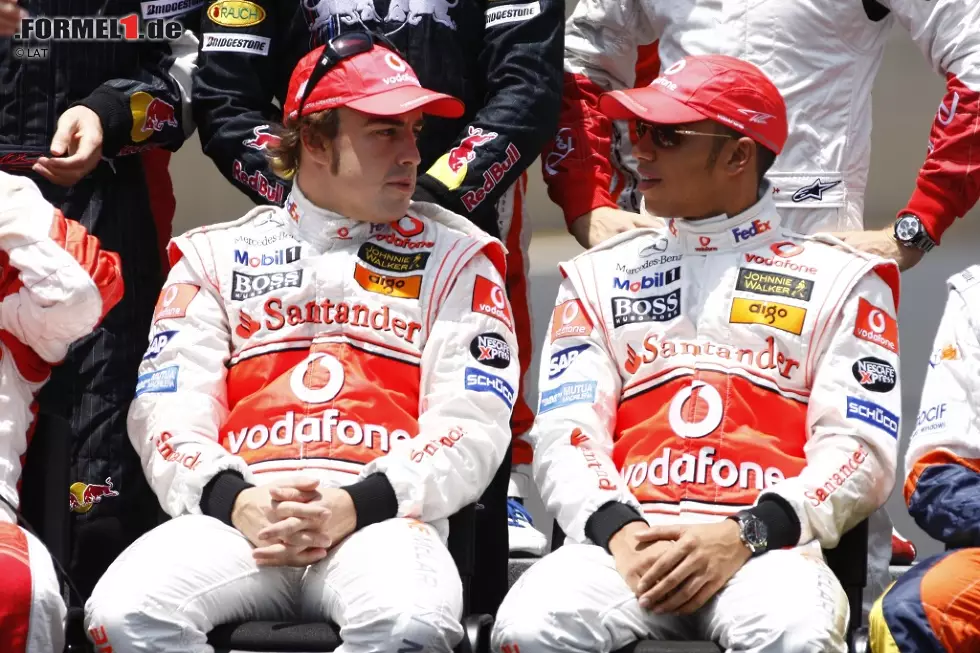 Foto zur News: Als Weltmeister und klarer Favorit startet er 2007, doch ein junger Teamkollege stiehlt ihm die Show. Lewis Hamilton fordert Alonso heraus, es kommt zum Krieg der Sterne. Mit zahlreichen Tricks (etwa Blockade von Ungarn) behindern sie sich gegenseitig und verpassen den Titel um je einen Punkt. Alonso flieht zurück zu Renault.