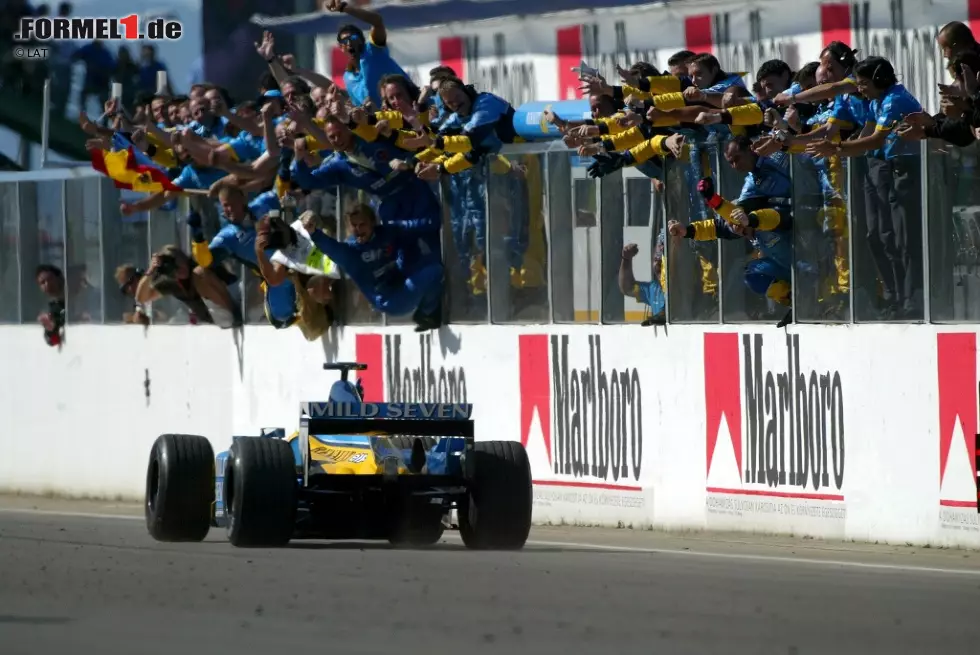 Foto zur News: Spätestens in Ungarn geht sein Stern auf! Alonso düpiert die Konkurrenz auf dem Hungaroring und fährt souverän zur Pole-Position und einen Tag später sogar zu seinem ersten Grand-Prix-Sieg - natürlich als bis dato jüngster Fahrer aller Zeiten. Dabei überrundet er sogar einen gewissen Michael Schumacher.