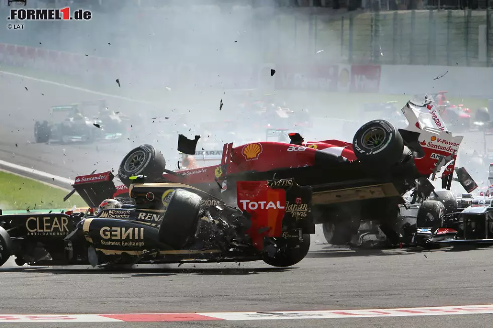 Foto zur News: Die nächste Titelchance gibt es 2012, doch wieder verliert er im letzten Rennen gegen Vettel. Dass es am Ende nicht reicht, hat auch mit einer Startkollision in Belgien zu tun. Dort wird er vom außer Kontrolle geratenen Romain Grosjean torpediert, der nur knapp am Kopf des Asturiers vorbeifliegt und gesperrt wird.