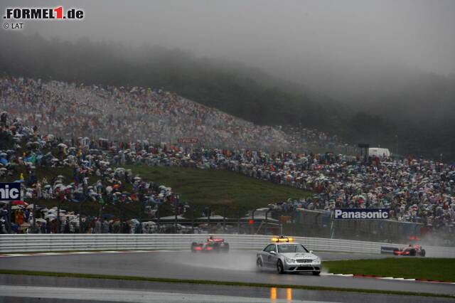 Foto zur News: Fuji Speedway: Nachdem die Formel 1 bereits in den 70ern zweimal in Fuji zu Gast ist, kehrt man 2007 und 2008 noch zweimal zurück. Eine Erfolgsgeschichte ist es allerdings nicht. Neben schlechtem Wetter lässt auch die Organisation zu wünschen übrig. Nach nur zwei Auflagen zieht Besitzer Toyota den Stecker - aus finanziellen Gründen.