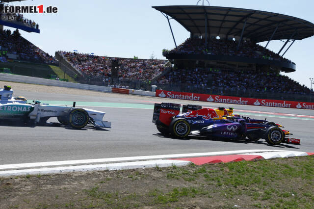 Foto zur News: Nürburgring: Auch der altehrwürdige Ring kann sich die Formel 1 nach der Saison 2013 nicht mehr leisten. Steht die Strecke zwischen 1995 und 2007 noch ohne Unterbrechung im Kalender, reicht es danach nur noch zum jährlichen Wechsel mit Hockenheim. 2013 ist Sebastian Vettel der bis heute letzte Formel-1-Sieger auf dem Ring.