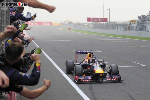 Foto zur News: Buddh International Circuit: Die Strecke in Indien sieht zwischen 2011 und 2013 in drei Rennen mit Sebastian Vettel nur einen einzigen Sieger. Als das Rennen 2014 schon wieder aus dem Kalender verschwindet, sind die Teams froh: Probleme mit Zoll und Steuern machen den Grand Prix zu einem einzigen bürokratischen Ärgernis.