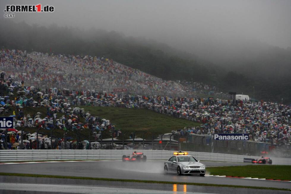 Foto zur News: Fuji Speedway: Nachdem die Formel 1 bereits in den 70ern zweimal in Fuji zu Gast ist, kehrt man 2007 und 2008 noch zweimal zurück. Eine Erfolgsgeschichte ist es allerdings nicht. Neben schlechtem Wetter lässt auch die Organisation zu wünschen übrig. Nach nur zwei Auflagen zieht Besitzer Toyota den Stecker - aus finanziellen Gründen.