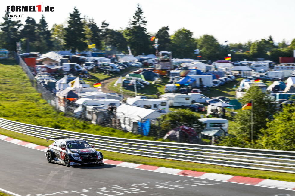 Foto zur News: Motorsport gibt es hier aber weiterhin. Neben der VLN und dem 24-Stunden-Rennen fahren nach dem Formel-1-Aus unter anderem auch Langstrecken- und Tourenwagen-WM auf dem Grand-Prix-Kurs beziehungsweise der Nordschleife. Auch eine Rückkehr der Formel 1 in Zukunft ist nicht ausgeschlossen.