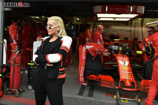 Foto zur News: ... Sebastian Vettel ließ sich bei Aguileras Besuch bei Ferrari nicht blicken. Womöglich liegt es am Musikgeschmack des Heppenheimers, der die Beatles den Chart-Hits vorzieht. Als es dann langsam ernst wurde, ...