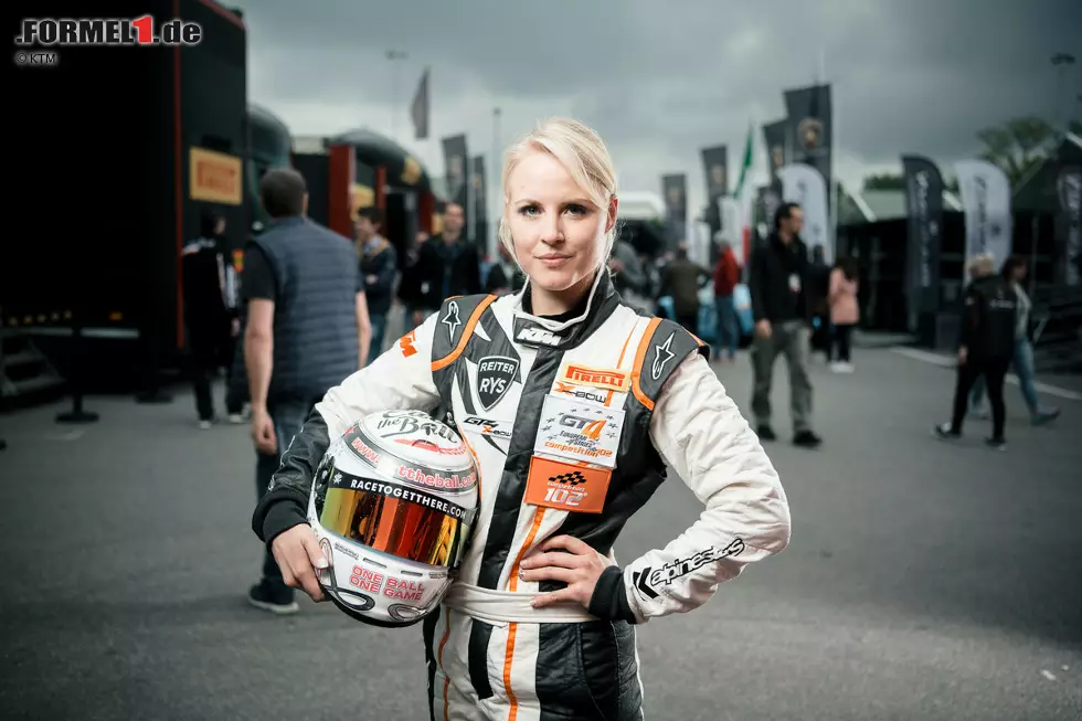 Foto zur News: Laura Kraihamer (27/AUT): Die jüngere Schwester von Le-Mans-Pilot Dominik Kraihamer hat sich als Langstrecken-Pilotin etabliert und so einen KTM-Werksvertrag ergattert. Da sie nebenbei im Marketing arbeitet, ist die Doppelbelastung enorm, sie überzeugte aber in der Nacht beim 24-Stunden-Klassiker auf der Nordschleife bei Nebel und Regen.