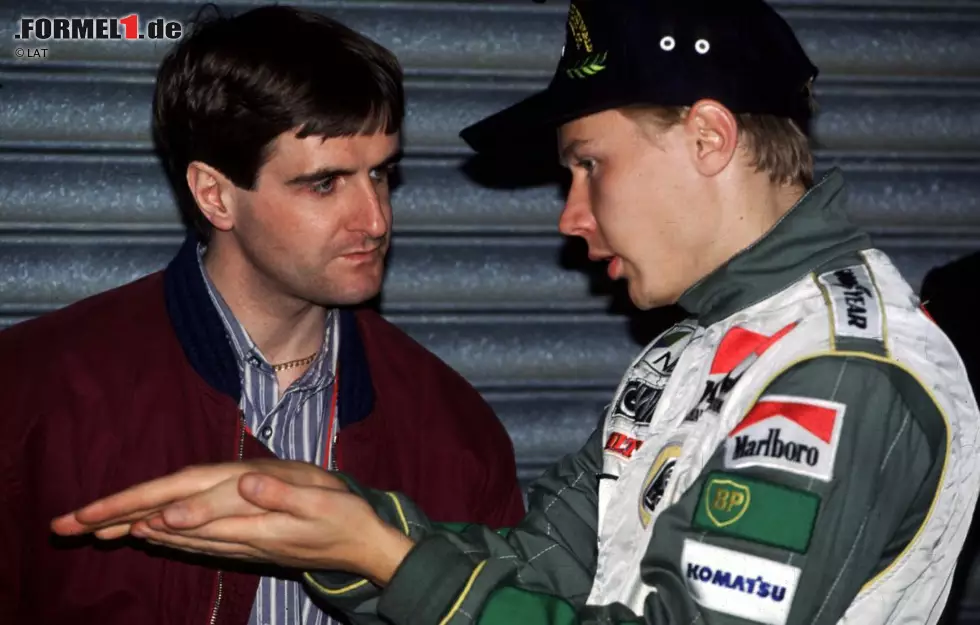 Foto zur News: ... das von Eddie Jordan gemanagte Talent den Unfall, das 1991 eigentlich gemeinsam mit Mika Häkkinen (Bild) das Lotus-Team stellen sollte. Nach der Genesung versucht Donnelly 1993 ein Test-Comeback bei Jordan, scheitert aber beim Sicherheitstest, in fünf Sekunden aus dem Auto auszusteigen. Trotzdem ...