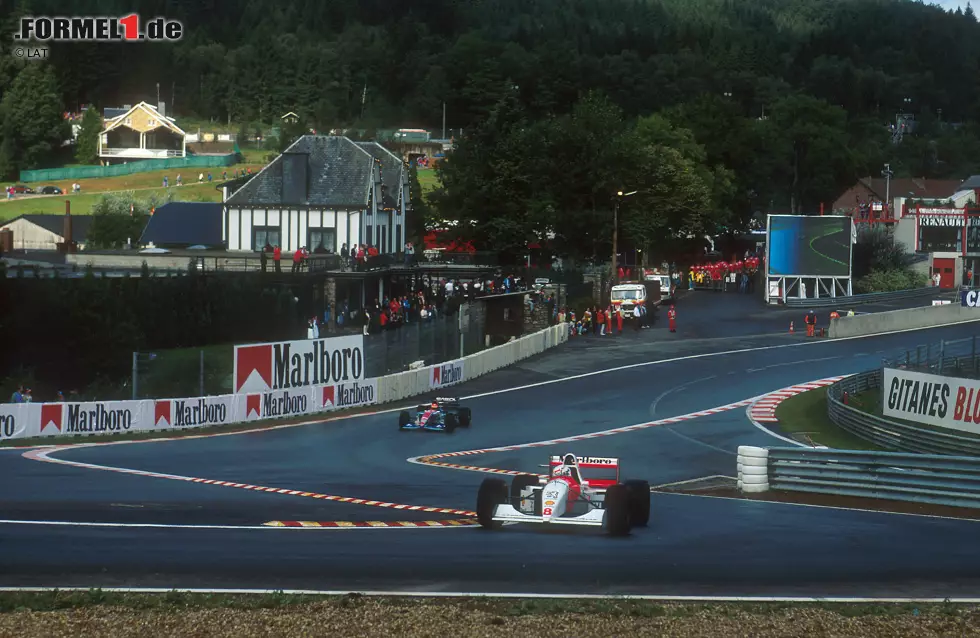 Foto zur News: 1994: Nach den tödlichen Unfällen von Roland Ratzenberger und Ayrton Senna wird einmalig eine Schikane in Eau Rouge eingebaut, um das Tempo vor der Senke zu reduzieren