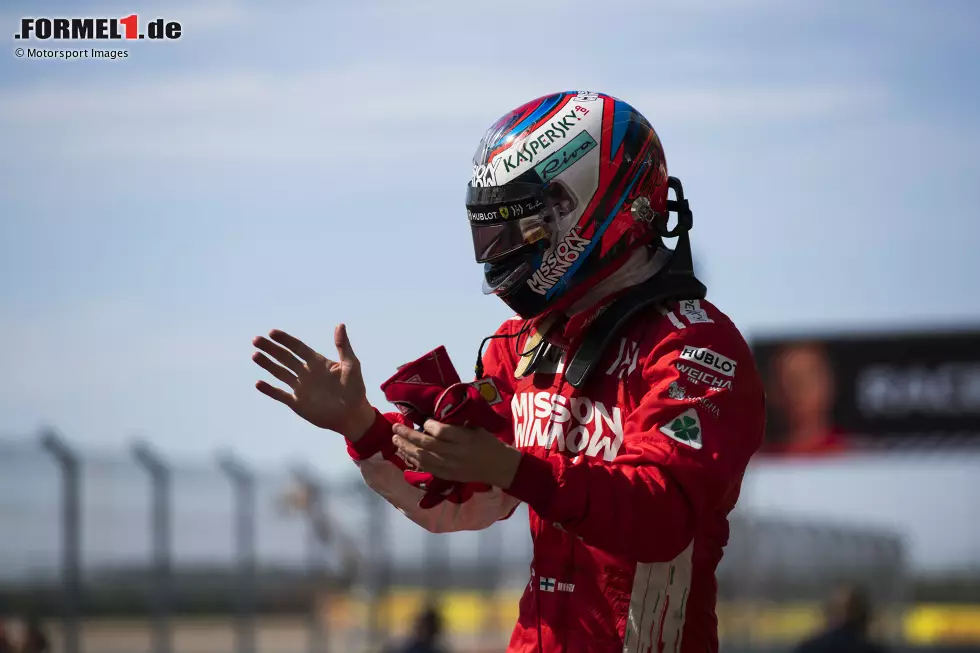 Foto zur News: 4: Ein Sieger, mit dem sich alle freuen: Kimi Räikkönen gewinnt den Grand Prix der USA - ein Triumph, auf den er fast sechs Jahre lang gewartet hat. Und sein erster in der zweiten Ferrari-Ära. Da kommt selbst dem &quot;Iceman&quot; ein Grinsen aus. Es ist, nebenbei bemerkt, sein erster Grand-Prix-Sieg als Papa. Und vielleicht sein letzter ...