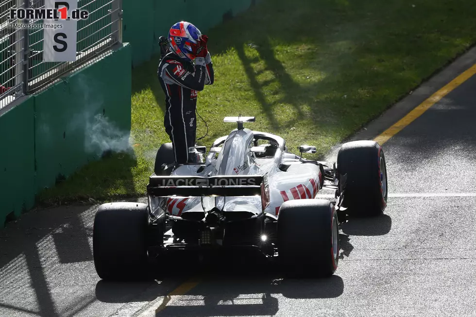 Foto zur News: 3: Erst weint Romain Grosjean, dann das ganze Team: Wegen loser Räder verliert Haas in Australien beide Autos, an vierter und fünfter Stelle liegend. Es wäre das beste Saisonergebnis gewesen. Die Fahrer machen ihrer Crew, die am Boden zerstört ist, aber keinen Vorwurf - sondern richten die Mechaniker rührend auf.