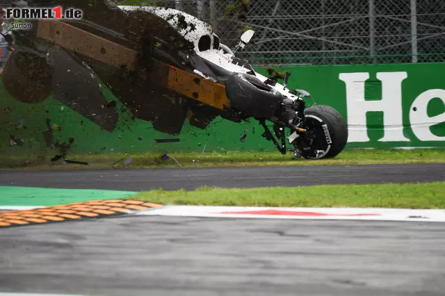 Foto zur News: ... bevor sich sein Auto im Gras eingrub ...