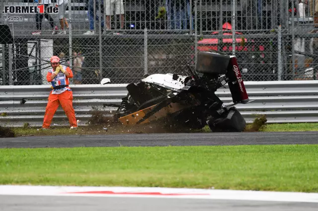 Foto zur News: Trotz dieser Bilder wurde der Sauber-Pilot nicht verletzt.