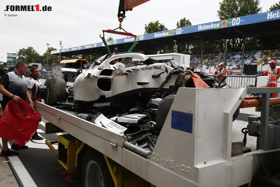 Foto zur News: Bei Sauber macht man derweil einen Defekt beim DRS verantwortlich. Teamkollege Charles Leclerc erlebte Ähnliches und wurde zunächst in der Garage behalten.