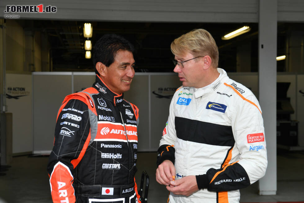 Foto zur News: Experten unter sich: Aguri Suzuki und Mika Hakkinen.