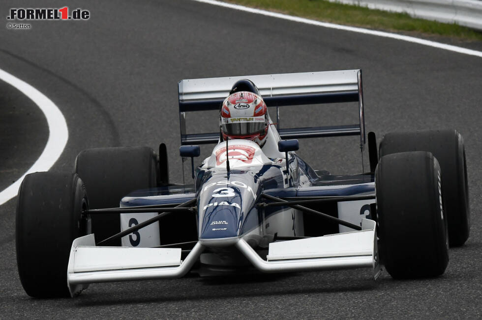 Foto zur News: Jugend trifft Klassiker: Kazuki Nakajima pilotiert den Tyrrell 019.