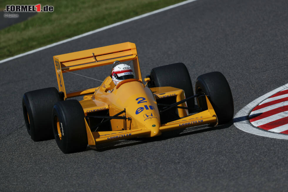 Foto zur News: Satoru Nakajima in seinem Lotus 100T aus dem Jahr 1988.