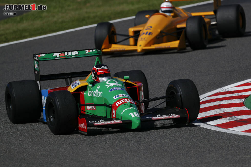 Foto zur News: Aguri Suzuki bewegt den bunten Benetton B188 um die Strecke in Suzuka.