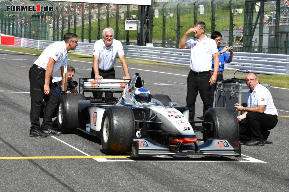 Foto zur News: Zwei alte Bekannte: Mika Häkkinen in seinem Weltmeisterauto, dem McLaren MP4-13.