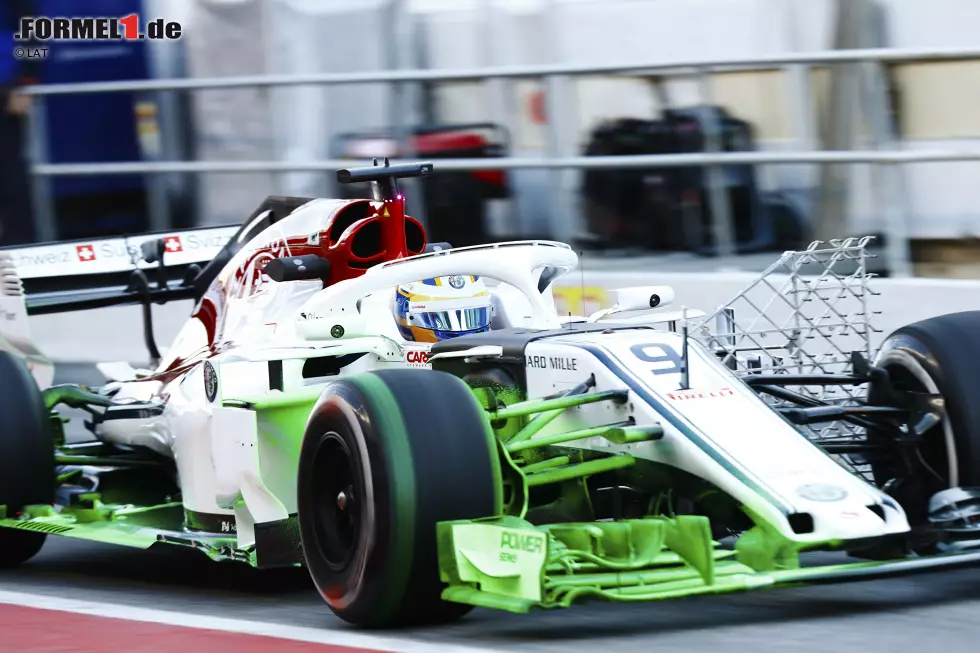 Foto zur News: Mit sogenannter Flow-Viz-Farbe versucht Sauber auf einer Seite des C37, Erkenntnisse über neue Aero-Teile zu gewinnen und mögliche Schwachstellen zu erkennen. Das Bild zeigt zudem, dass Sauber sogar zweigleisig fährt: Auf der anderen Autoseite wurden Sensoren für weitere Messungen angebracht.