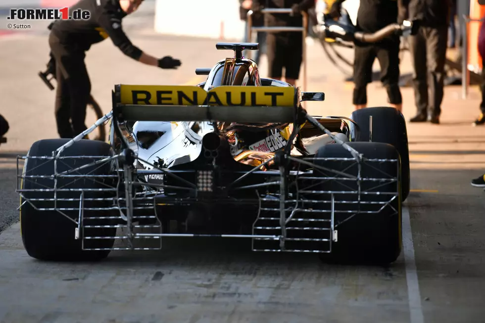 Foto zur News: Hinter Hinterachse und Diffusor hat Renault umfangreiche Sensoren installiert. Damit misst das Team das aerodynamische Zusammenwirken der Oberflächen und versucht (im zweiten Schritt) mögliche Verwirbelungen zu reduzieren.