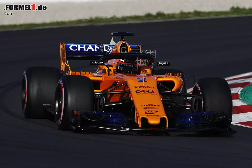 Foto zur News: Stoffel Vandoorne bei Sensorfahrten für McLaren. Hier sind die Messgeräte an der Airbox über dem Fahrerhelm angebracht. So will McLaren am MCL33 wichtige Rückschlüsse für den Luftstrom über Halo und am Kühleinlass gewinnen. Weitere Sensoren sind links auf dem Seitenkasten angebracht, wo weitere Messungen zum Luftstrom vorgenommen werden.